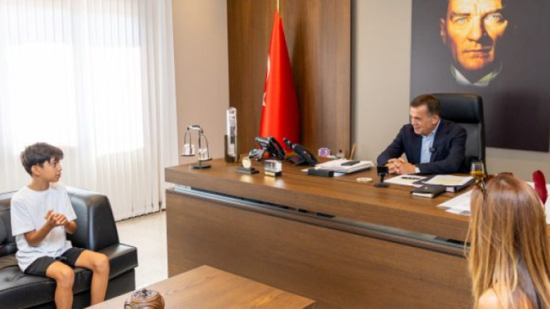 Başkan Abdullah Özyiğit, minik çevreci Aras Kayretli ile buluştu