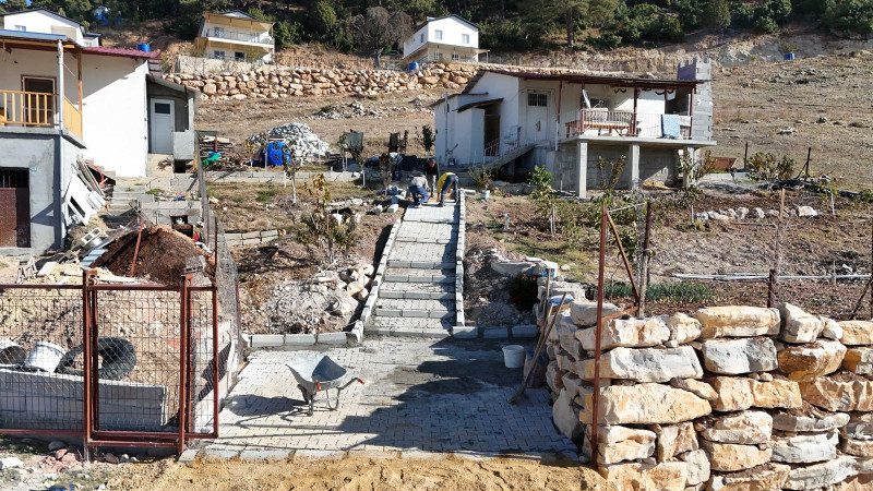 ÇUKURBAĞ MAHALLESİ’NDE ENGELLİ BİREYİN GÜVENLİĞİ İÇİN PARKE ÇALIŞMASI YAPILDI