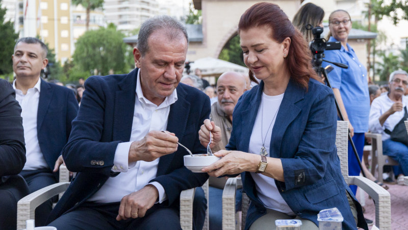 Başkan Seçer İle Meral Seçer, Mersin Cemevi Tarafından Düzenlenen Aşure Programına Katıldı