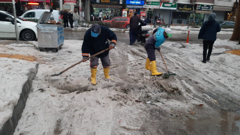 TOROSLAR BELEDİYESİNİN ACİL DURUM AFET EKİPLERİ, SAĞANAK YAĞIŞ TEYAKKUZUNDA 