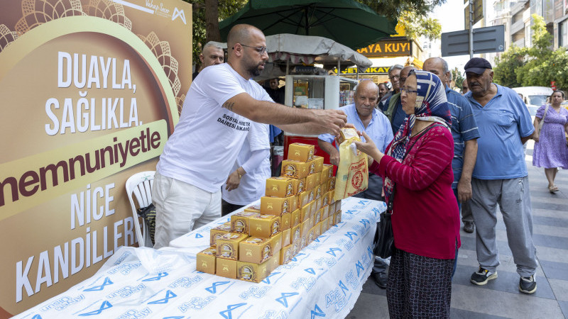 BÜYÜKŞEHİR, VATANDAŞLARIN MEVLİD KANDİLİ’Nİ KUTLAYARAK KANDİL SİMİDİ DAĞITTI