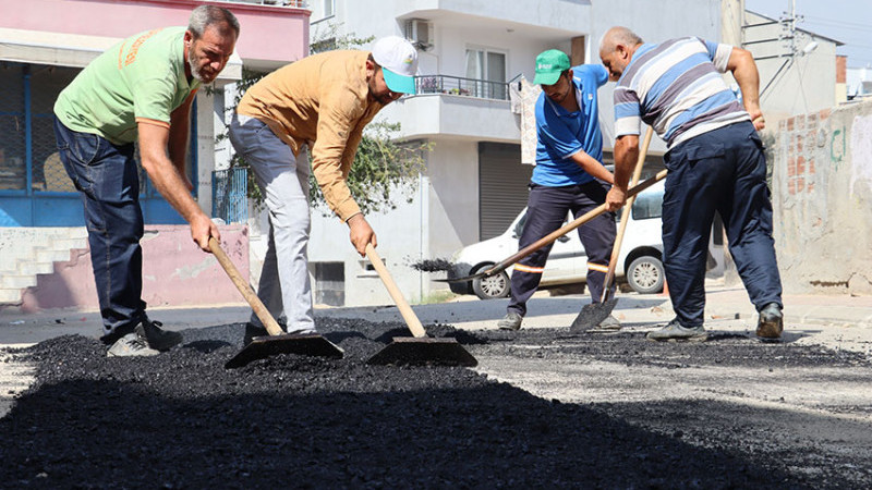 TOROSLAR’DA YOL YENİLEME ÇALIŞMALARI SÜRÜYOR