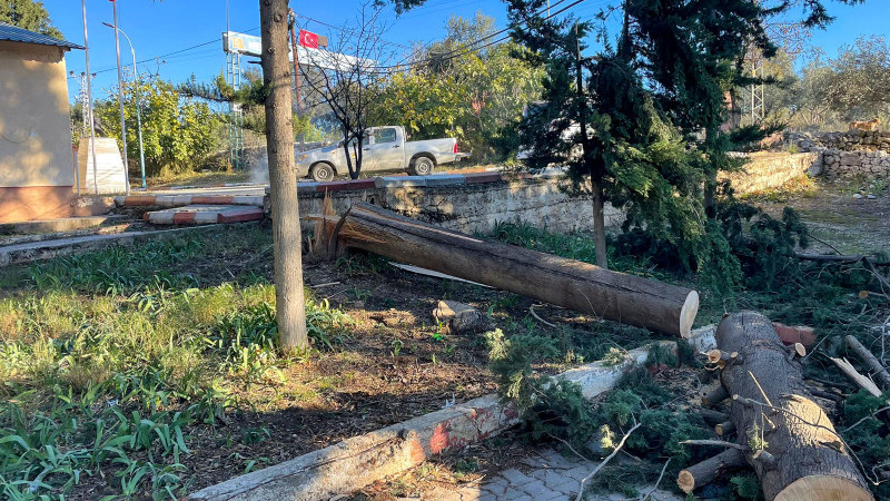 TARSUS BELEDİYESİ YOĞUN YAĞIŞ SONRASI OLUMSUZLARI GİDERİYOR