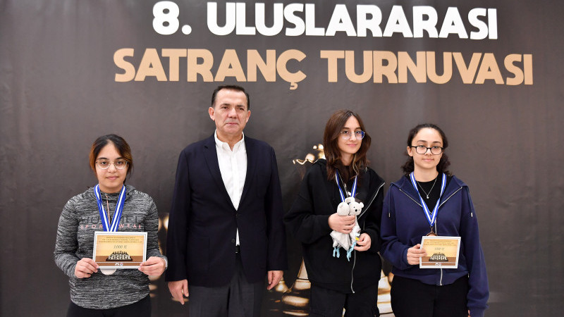 ‘8. ULUSLARARASI SATRANÇ TURNUVASI’NDA SPORCULARA ÖDÜLLERİ VERİLDİ  