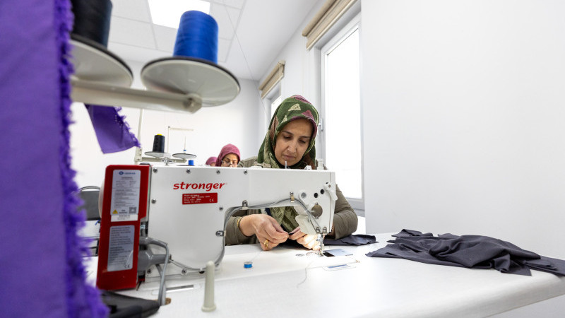 KADINLAR, BÜYÜKŞEHİR’İN DİKİŞ KURSUNDA ÜRETEREK KAZANÇ SAĞLIYOR