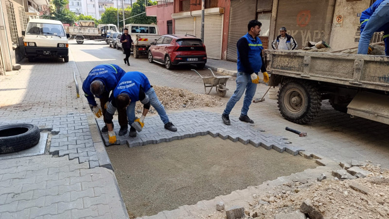 AKDENİZ’DE SOKAKLAR YENİLENİYOR, BAHÇE YOLLARI AÇILIYOR