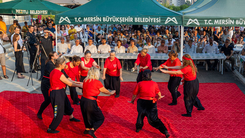 BAŞKAN SEÇER VE MERAL SEÇER MEZİTLİ CEMEVİ’NİN ‘AŞURE LOKMASI PAYLAŞIM PROGRAMI’NA KATILDI