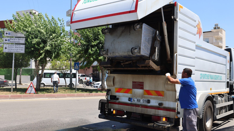TOROSLAR’DA ÇÖP KONTEYNERLERİ YERİNDE YIKANARAK DEZENFEKTE EDİLİYOR