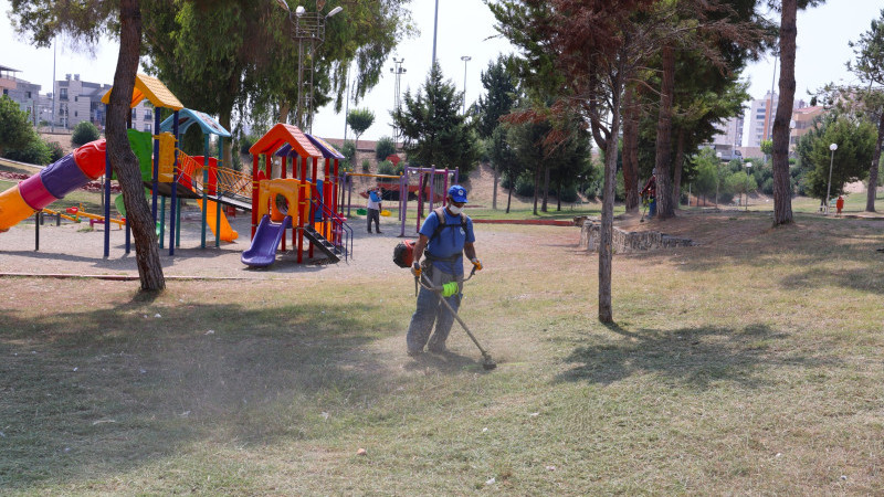 TOROSLAR’DA PARKLAR YENİLENİYOR, VATANDAŞLARA DAHA KONFORLU ALANLAR SUNULUYOR 