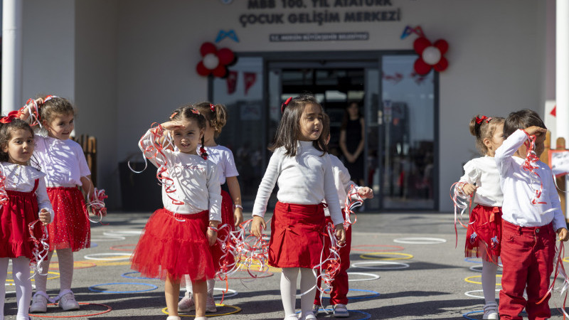 MİNİKLERİN GÖSTERİLERİ EBEVEYNLERİ GURURLANDIRDI