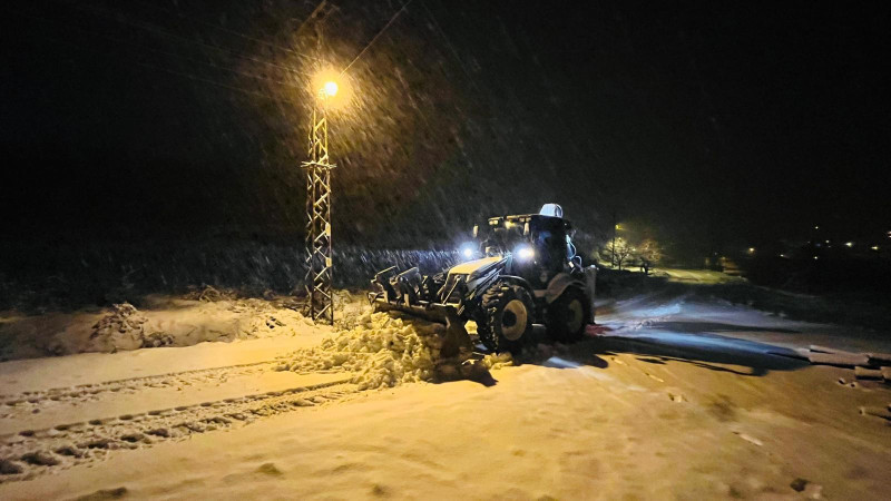 TOROSLAR BELEDİYESİ KARLI YOLLARI ULAŞIMA AÇIYOR