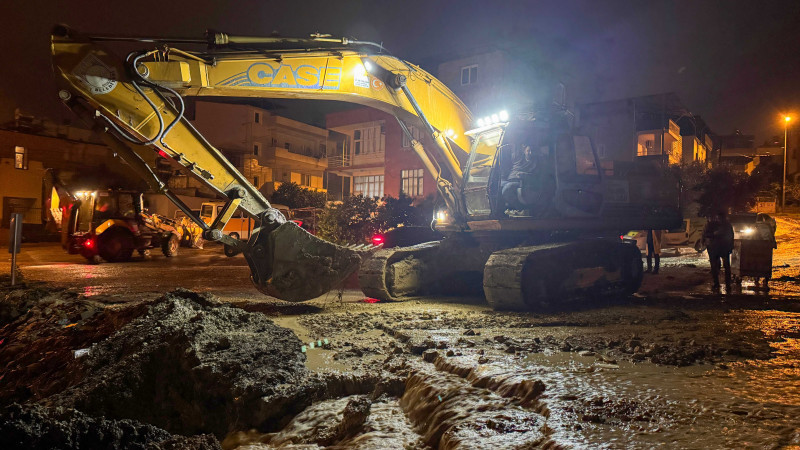TARSUS BELEDİYESİ YOĞUN YAĞIŞA KARŞI GECE BOYUNCA SAHADAYDI