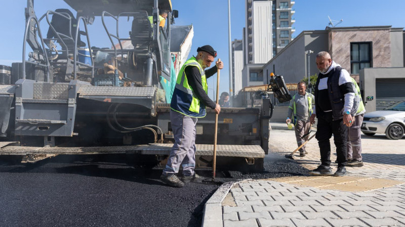 Yenişehir’de yollar yenileniyor, mahalleli gülüyor!