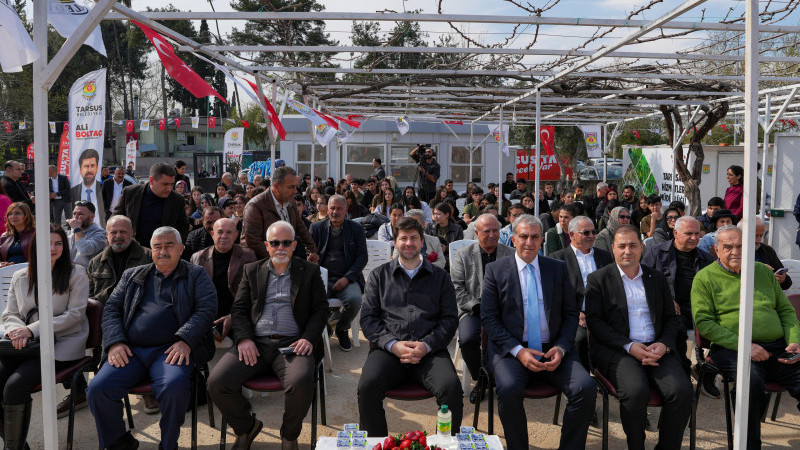 TARSUS’TA ÇİLEK HASADI ŞENLİĞİ: GELECEĞİN TARIM MODELİ İLK MEYVESİNİ VERDİ