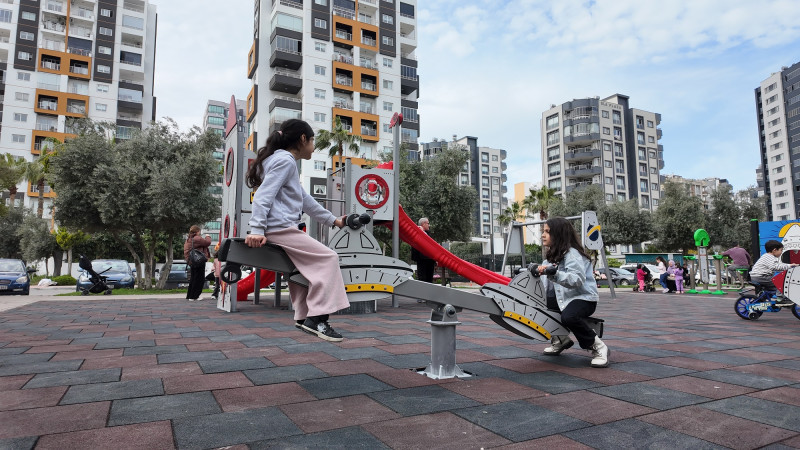 MEZİTLİ BELEDİYESİ’NDEN PARKLARDA BÜYÜK YENİLEME ATAĞI