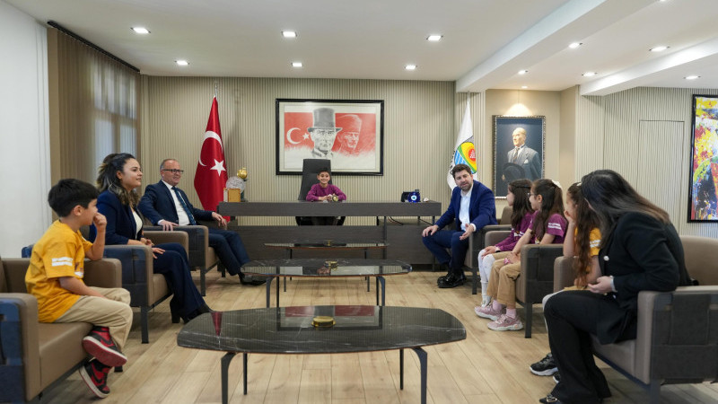 23 NİSAN’DA TARSUS’TA GELENEK SÜRDÜ: BAŞKAN ALİ BOLTAÇ KOLTUĞUNU ÇOCUKLARA DEVRETTİ