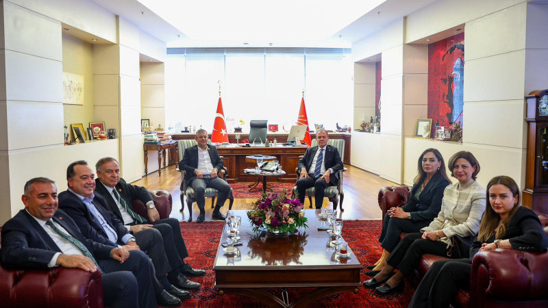 SEÇER: “BU ZOR GÜNLERDE PARTİMİZİN YANINDA OLMAK ZORUNDAYIZ”