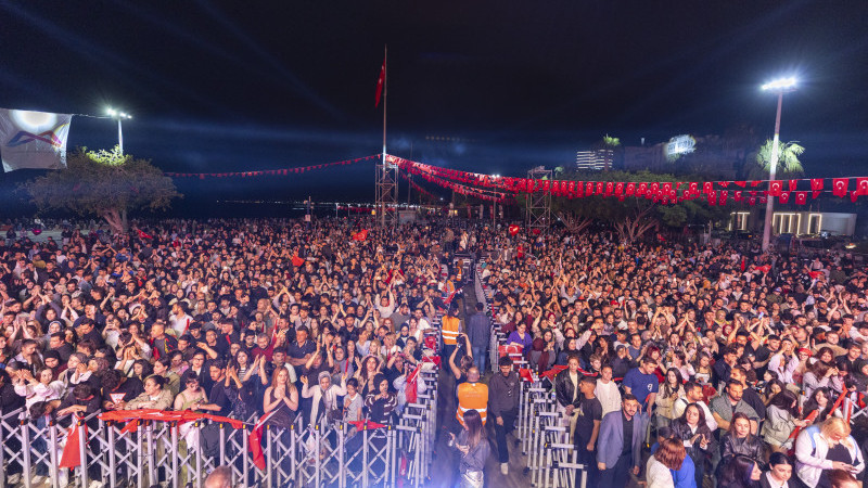 19 MAYIS COŞKUSU MERT DEMİR İLE KATLANDI