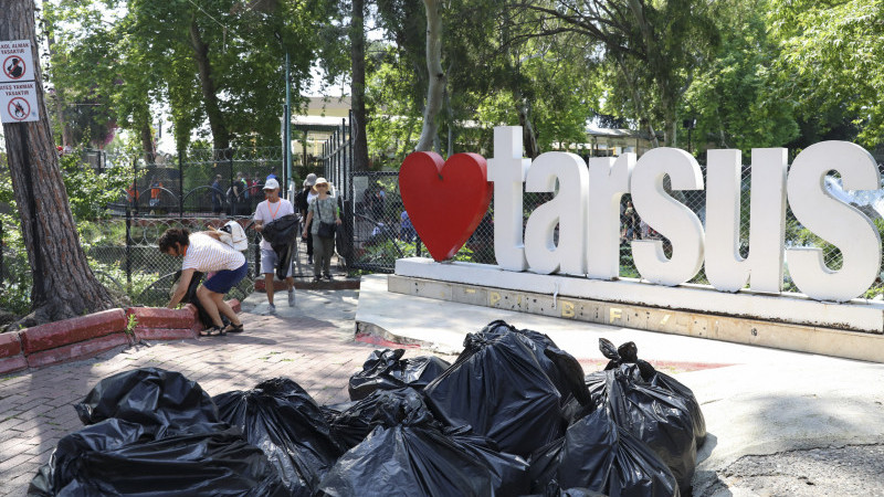 MERSİN BÜYÜKŞEHİR VATANDAŞLARLA TARSUS’TA ÇEVRE TEMİZLİĞİ YAPTI