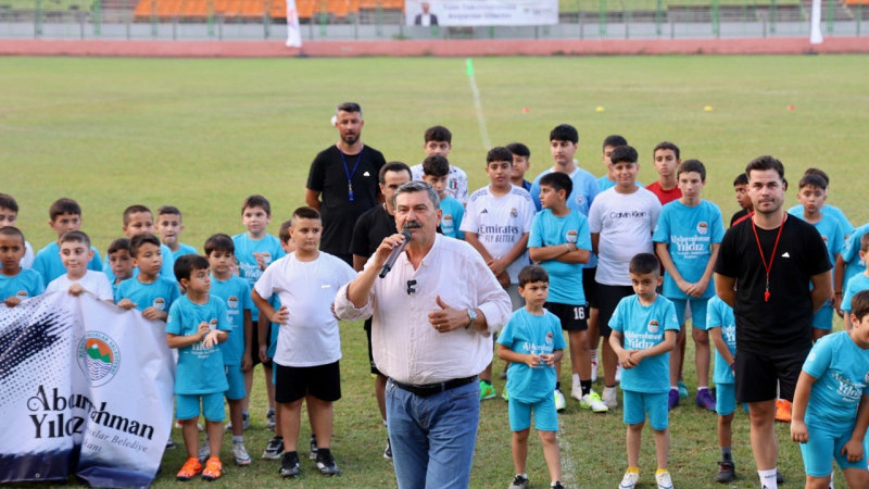 TOROSLAR’DA FUTBOL OKULU KAPILARINI AÇTI