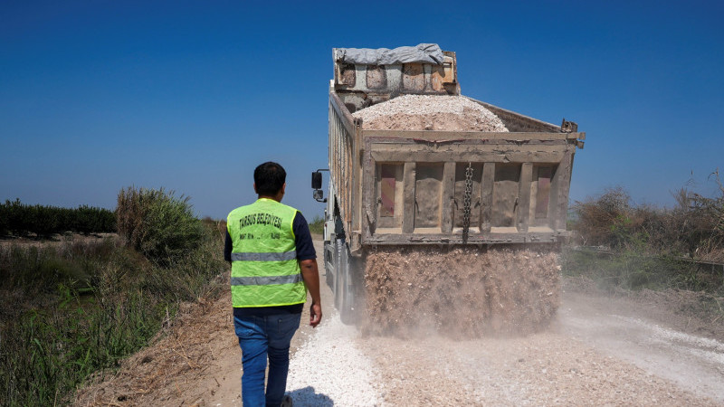 TARSUS BELEDİYESİ'NDEN ÇÖPLÜ VE YARAMIŞ’TA YOL ÇALIŞMASI