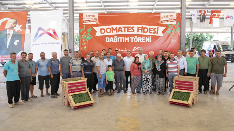 MERSİN BÜYÜKŞEHİR’DEN ERDEMLİLİ ÜRETİCİLERE DOMATES FİDESİ DESTEĞİ